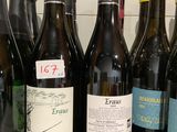 plusieurs bouteilles de vin sont alignées sur un comptoir