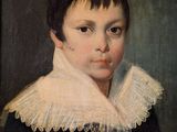portrait d'un jeune garçon vêtu d'une robe noire à col blanc