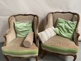 paire de chaises anciennes de style français avec des coussins verts et beiges