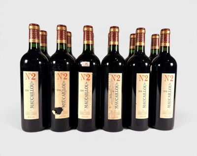 six bouteilles de vin sont alignées sur une surface blanche