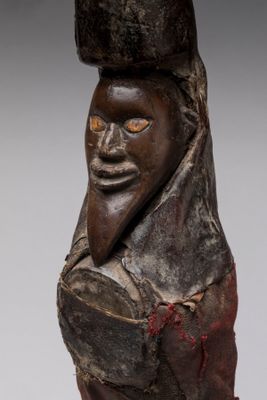 une image représentant une sculpture d'un homme coiffé d'un chapeau