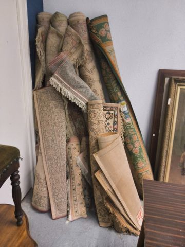 Lot de 14 tapis, différentes tailles. 