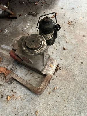 un bidon d'essence posé par terre à côté d'une borne d'incendie