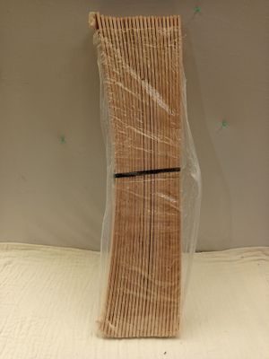 une photo d'un morceau de bois emballé dans du plastique