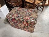 une boîte posée par terre à côté d'une chaise