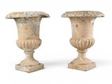 deux vases posés l'un à côté de l'autre sur une surface blanche