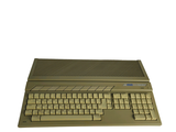 un clavier d'ordinateur posé sur une table