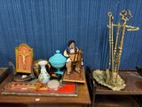 une table sur laquelle sont disposés divers objets, avec un rideau bleu en arrière-plan
