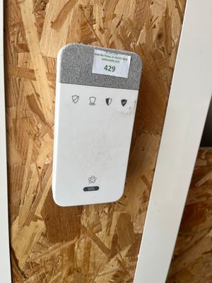 un téléphone portable fixé au mur