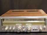 un vieux poste de radio surmonté d'un panneau en bois