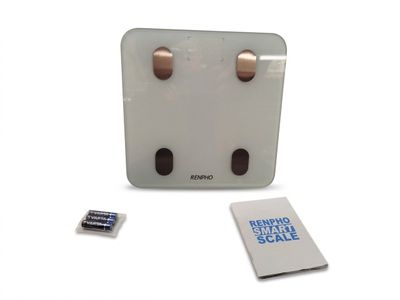 une petite balance électronique alimentée par deux piles