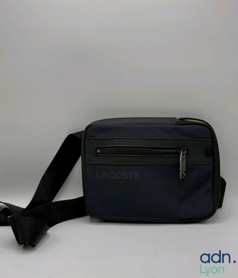 Le sac est noir et comporte une fermeture éclair sur le côté.