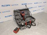 une image représentant une mallette à outils contenant des fils électriques et d'autres objets