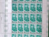 une image d'une feuille de timbres sur une table