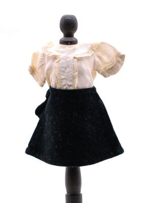 une robe noire et blanche posée sur un présentoir pour mannequin
