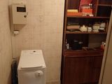 une petite machine à laver et un sèche-linge dans un coin de la pièce