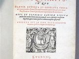 un vieux livre sur lequel figure l'image d'un animal