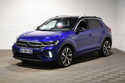 une Volkswagen T-Cross bleue garée dans un garage