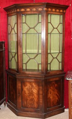 une armoire d'angle placée dans un coin de la pièce