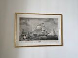un tableau accroché au mur au-dessus d'un lit
