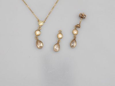Lot en or 375°/°° (9K), comprenant un collier et une paire d…