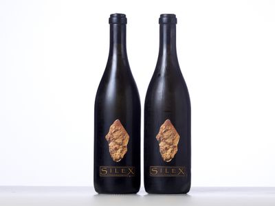 deux bouteilles de vin posées l'une à côté de l'autre sur une table