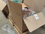 de nombreuses caisses de denrées alimentaires posées sur une palette dans un entrepôt