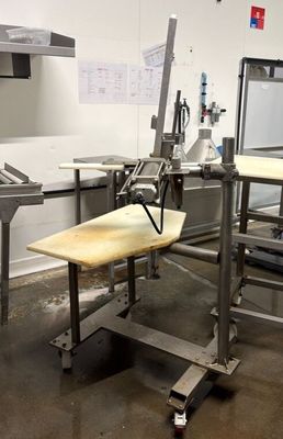 une image d'une cuisine avec beaucoup d'espace de travail
