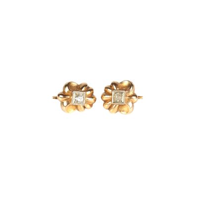 une paire de boucles d'oreilles en or et diamants