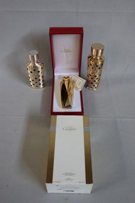 une petite boîte contenant un flacon de parfum
