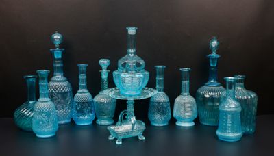 un grand nombre de bouteilles en verre posées sur une table