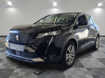 la voiture noire est garée sur un sol en damier dans le garage
