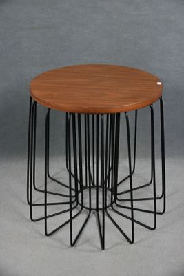 une image représentant une table avec un plateau en bois et des pieds en métal noir