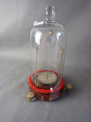 une horloge dans un clochet avec un socle rouge