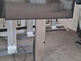 un téléviseur à écran plat posé sur un support dans une pièce