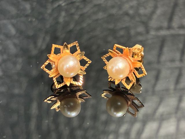 Paire de boutons d’oreilles en or 18 carats 750 millièmes à décor...