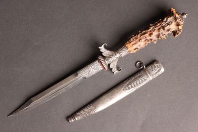 un couteau et un porte-couteau sur une table