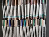 un gros plan sur un tas de stylos posés sur une table