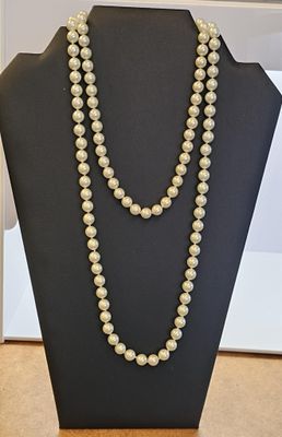 gros plan d'un collier sur un présentoir pour mannequin