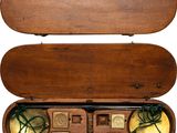 un coffret en bois contenant un objet en laiton