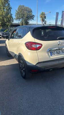 l'arrière d'une voiture beige garée sur un parking