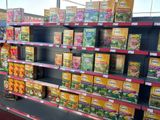de nombreuses boîtes de thé sur les étagères du magasin