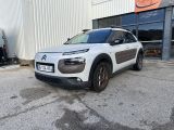 une citrole blanche garée devant un immeuble