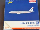 une photo représentant une maquette d'avion de la compagnie United Airlines posée sur une table