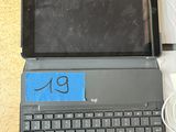 un ordinateur portable posé sur une table