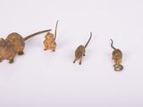 trois petites souris en métal sont alignées les unes à côté des autres