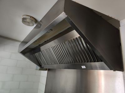 une hotte en acier inoxydable au milieu d'une cuisine