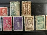une photo d'une collection de timbres exposée dans une vitrine