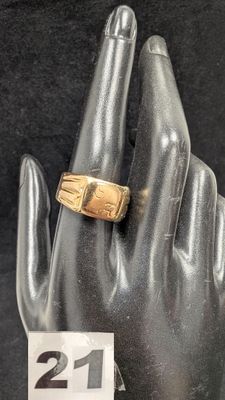 une photo d'une bague en or sur la main d'un mannequin