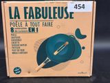 une boîte contenant une casserole bleue
